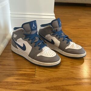 Big Kids Nike Air Jordan 1 Mid, Size 7, Blue, Gray and White